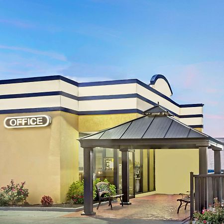 Days Inn By Wyndham Norfolk Military Circle Екстериор снимка