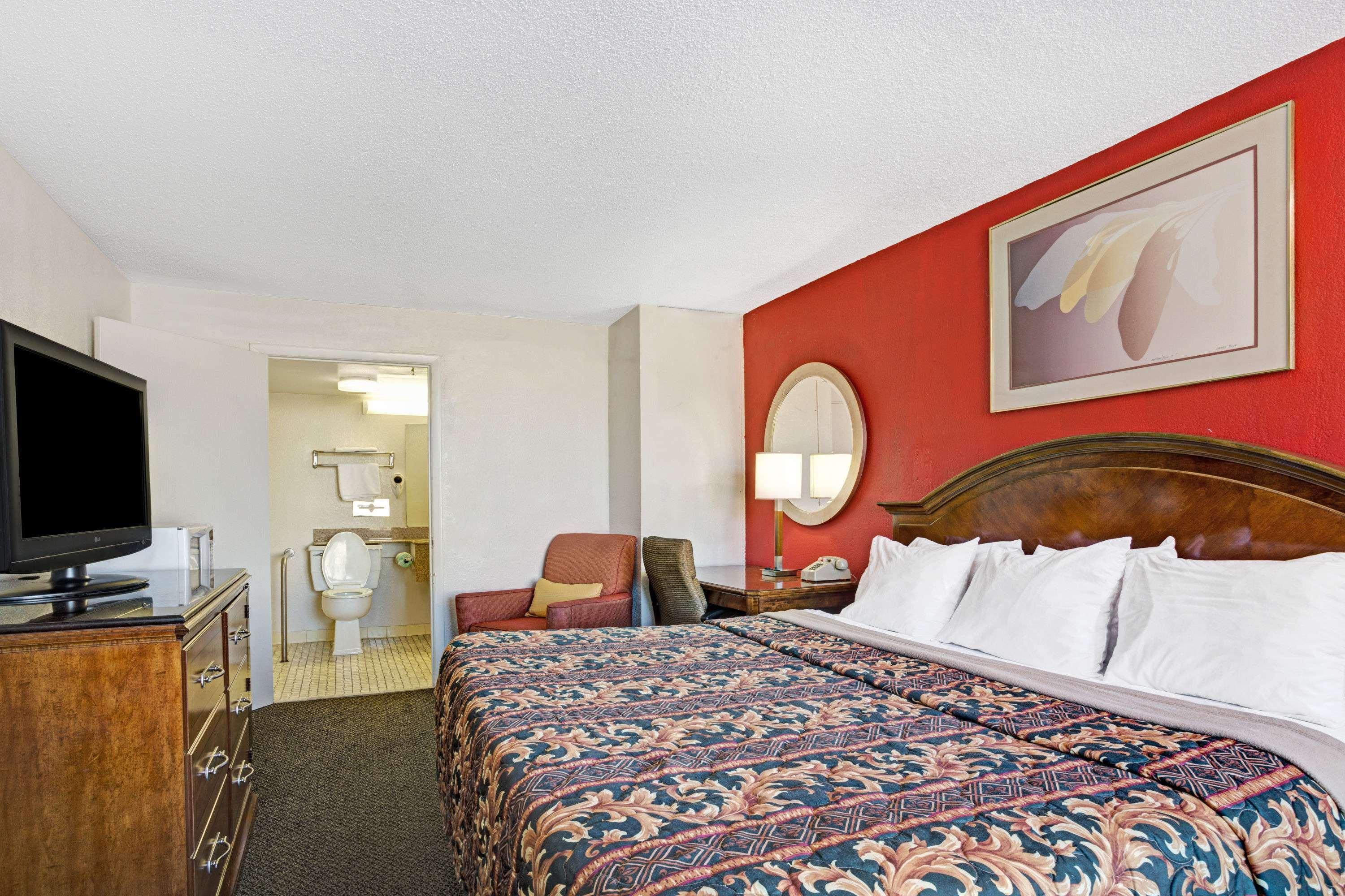 Days Inn By Wyndham Norfolk Military Circle Екстериор снимка