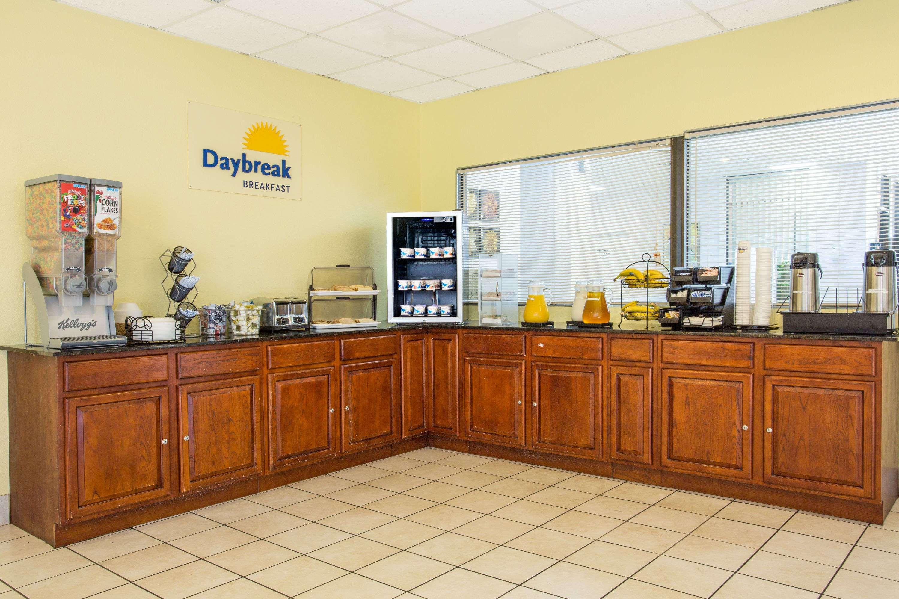 Days Inn By Wyndham Norfolk Military Circle Екстериор снимка