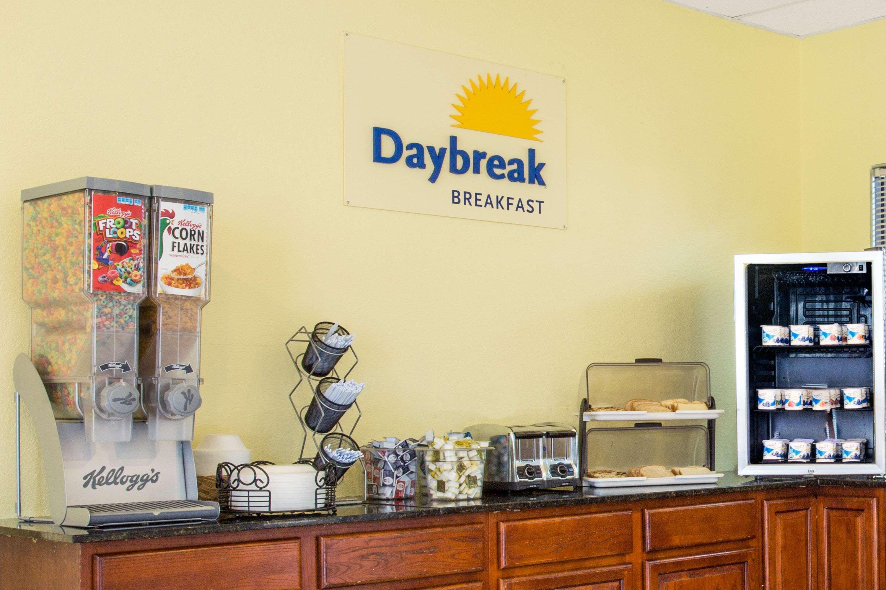 Days Inn By Wyndham Norfolk Military Circle Екстериор снимка