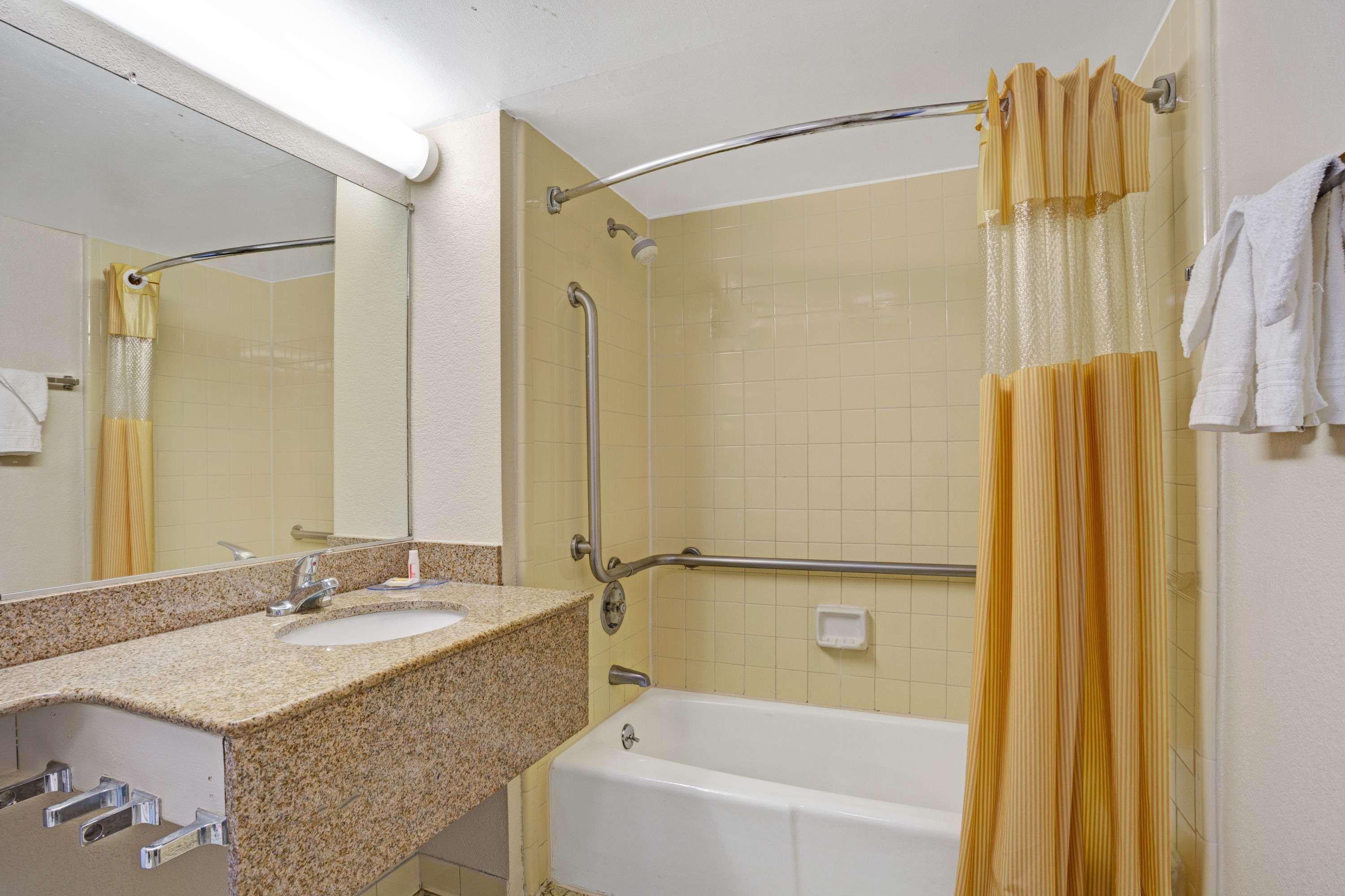 Days Inn By Wyndham Norfolk Military Circle Екстериор снимка