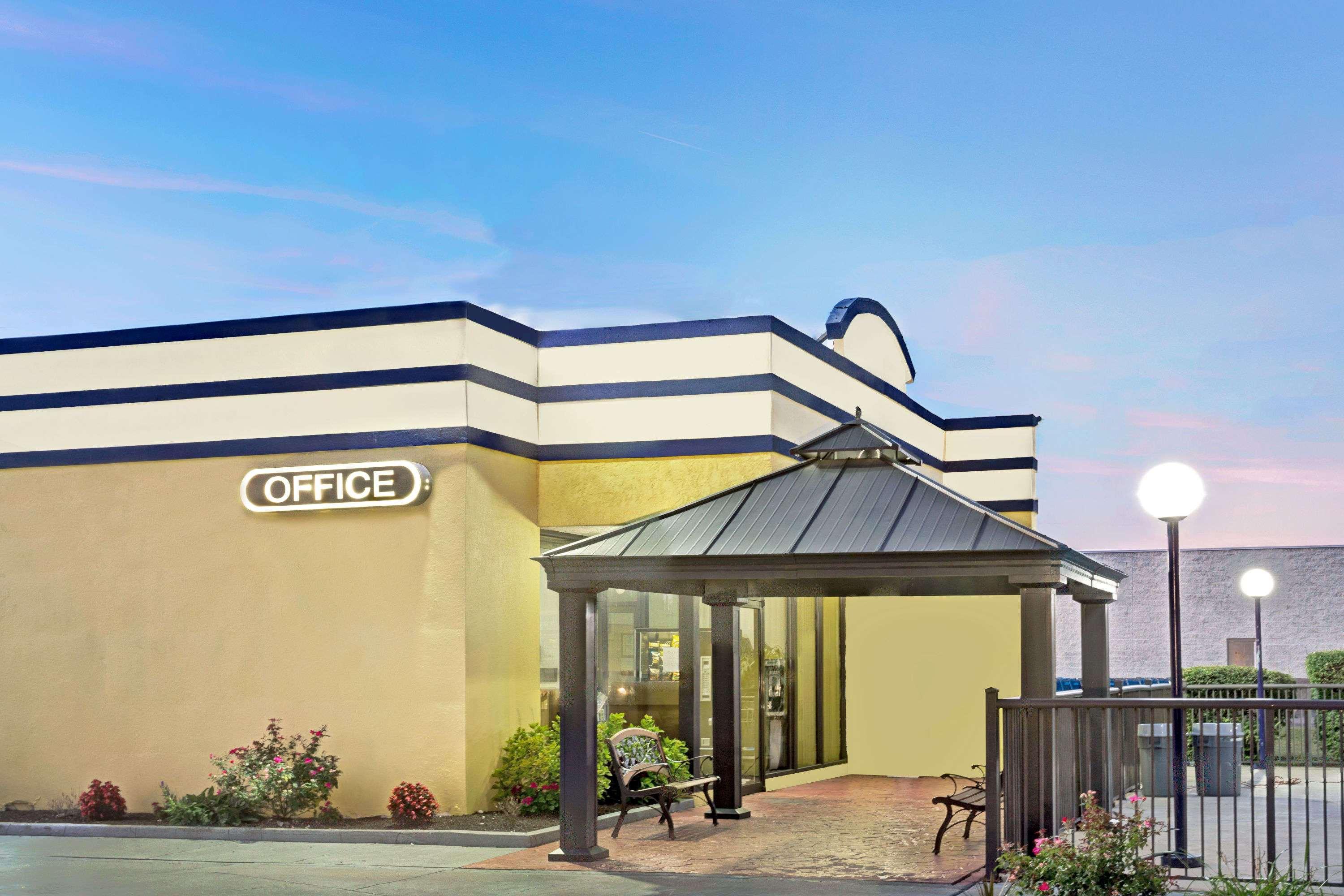 Days Inn By Wyndham Norfolk Military Circle Екстериор снимка