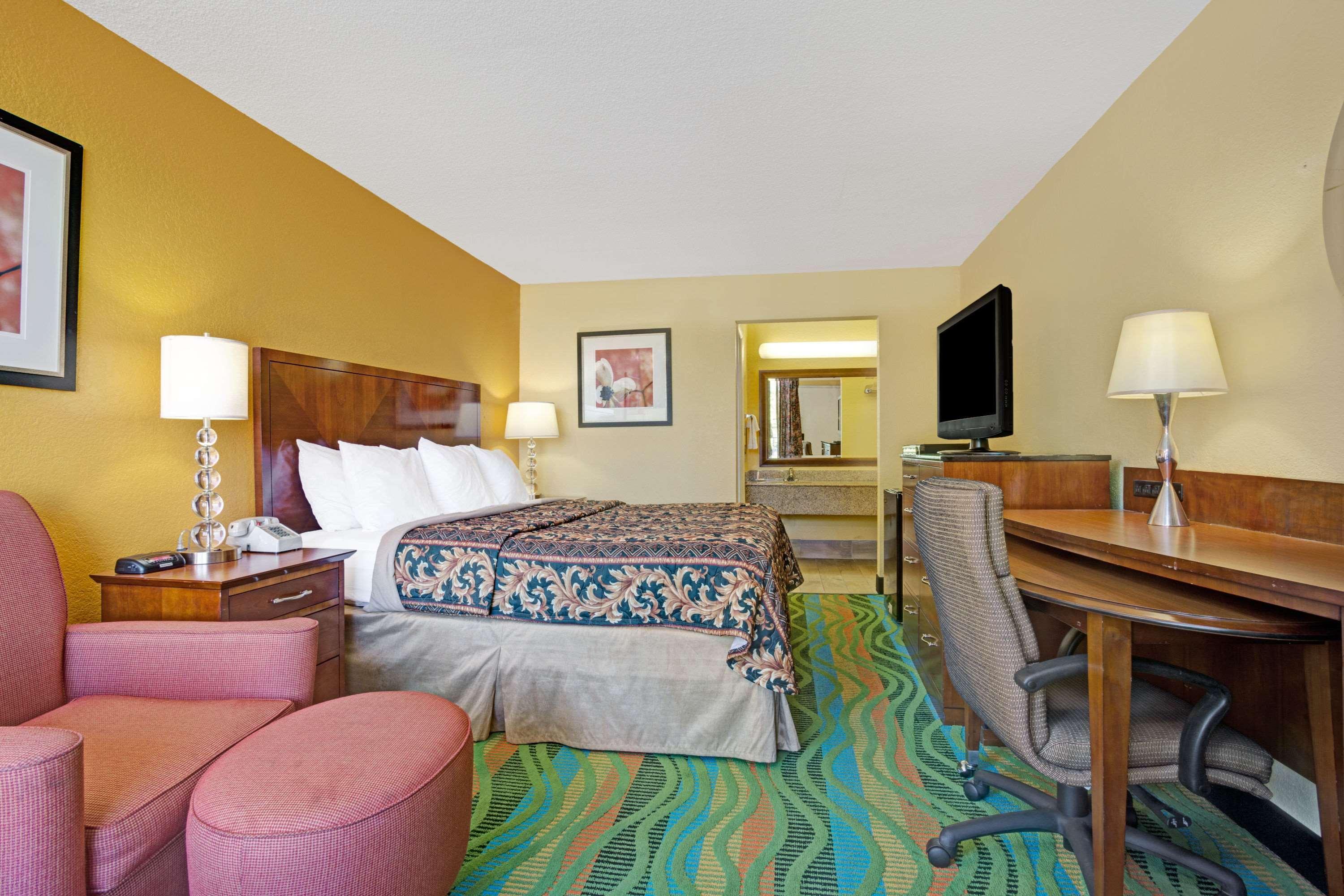 Days Inn By Wyndham Norfolk Military Circle Екстериор снимка
