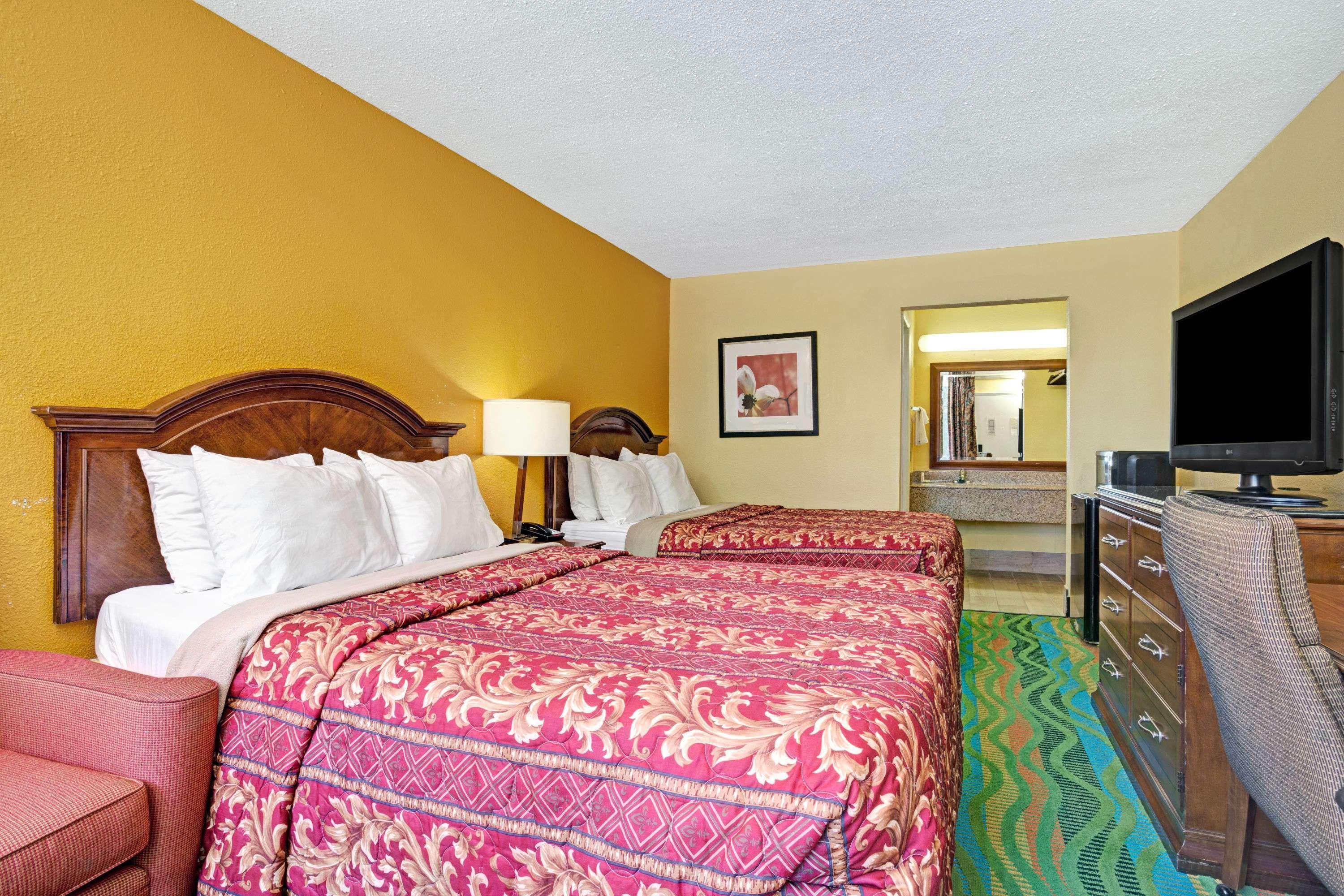 Days Inn By Wyndham Norfolk Military Circle Екстериор снимка