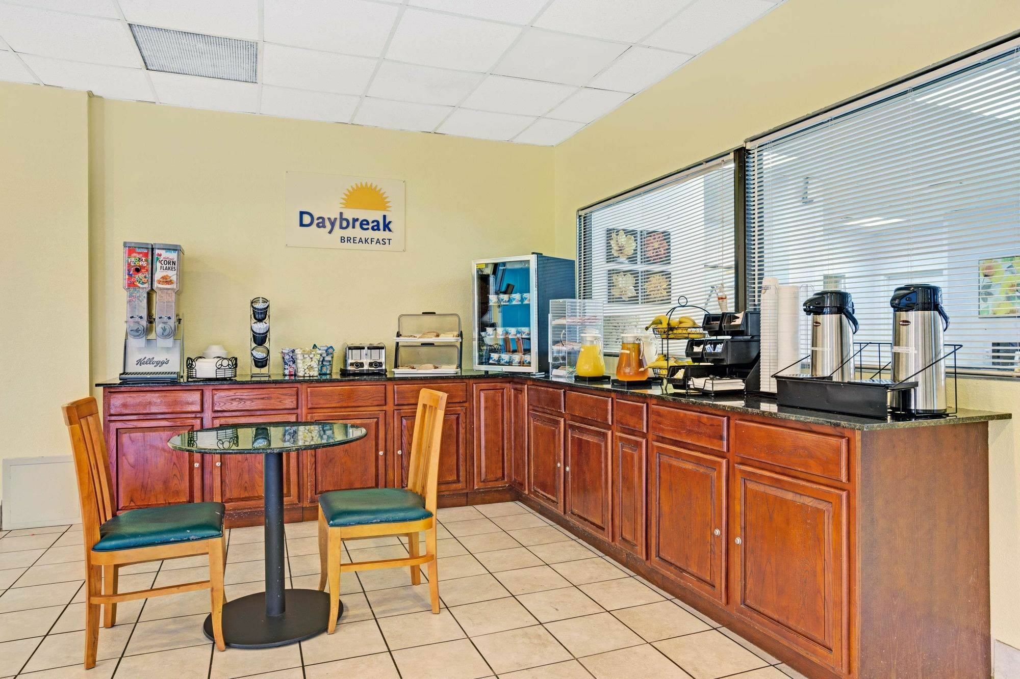 Days Inn By Wyndham Norfolk Military Circle Екстериор снимка